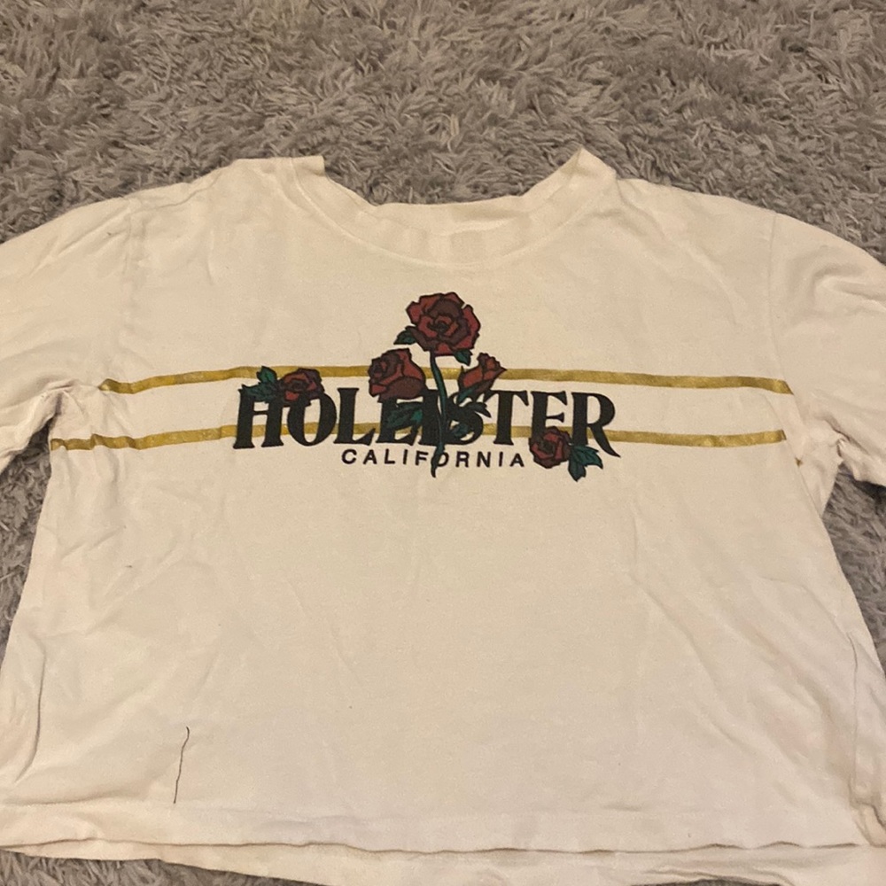 White graphic Hollister tee (cropped)
